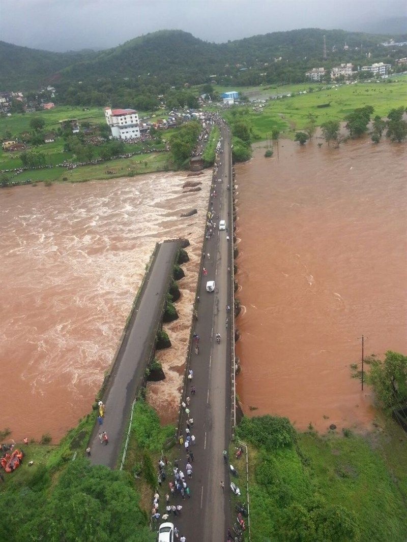 Más de 20 desaparecidos por el derrumbe de un puente en el estado indio de Maharashtra