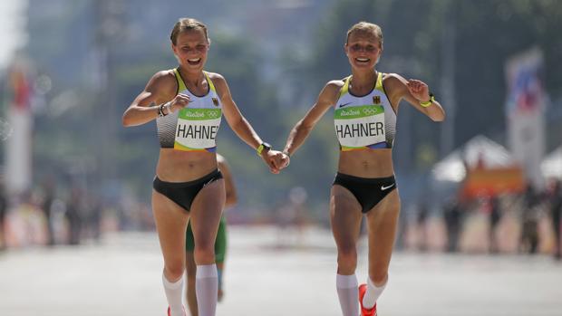 Polémica en Alemania con las gemelas que entraron de la mano tras correr el maratón