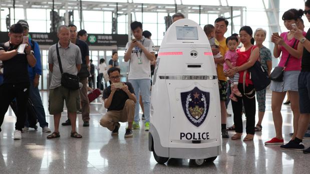 El primer robot policía de China ya vigila el aeropuerto de Shenzhen