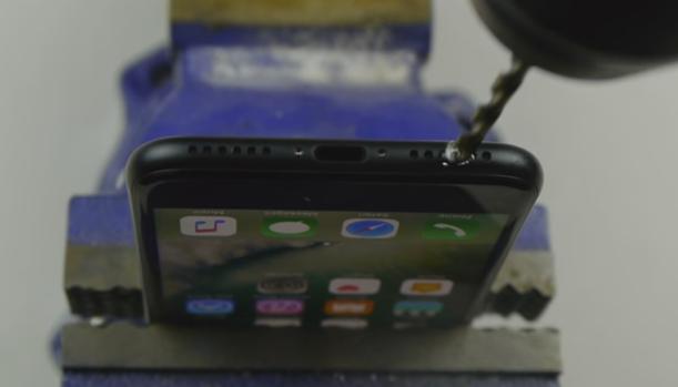 YouTube: Varios usuarios de YouTube destruyen sus nuevos iPhone 7 por seguir los consejos de un vídeo cómico