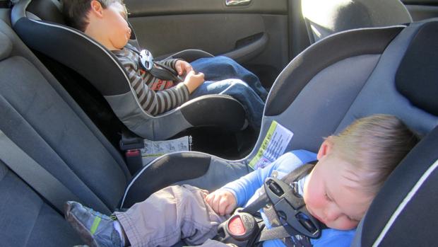 El peligro de llevar mal sentados a los niños en coche