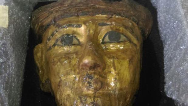 Un ciudadano egipcio entrega al Gobierno de Egipto una máscara funeraria de oro que le habían regalado