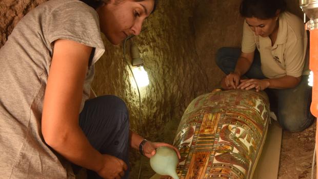 Egiptólogos españoles descubren un cartonaje de momia ricamente decorado en Lúxor