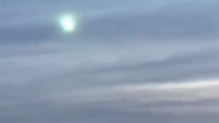 VIDEO: Una enigmática esfera verde surca los cielos de Japón – RT