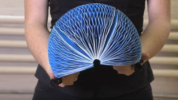 El resistente casco de bicicleta plegable hecho con material reciclable que se venderá por 5 dólares