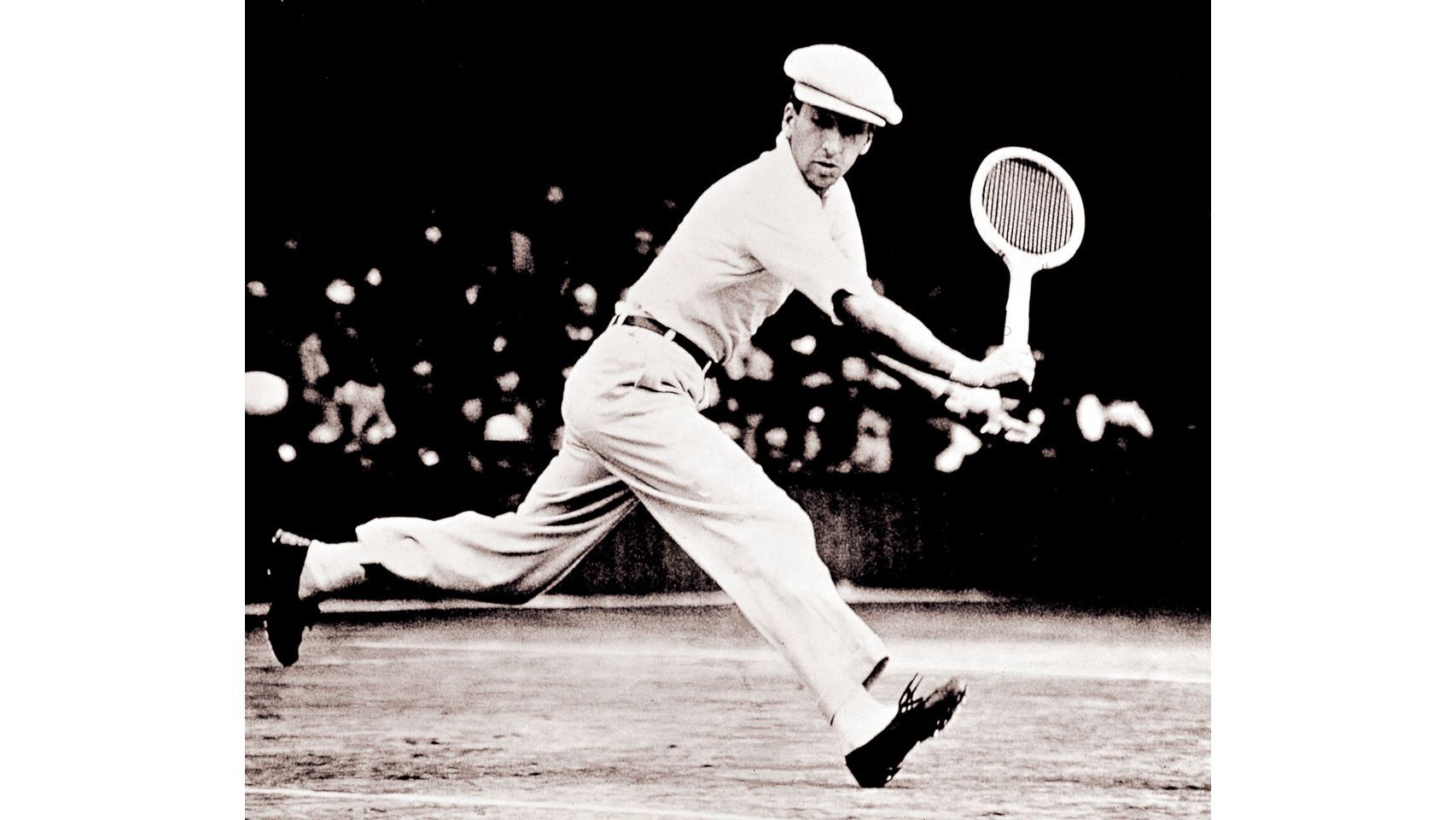 René Lacoste, jugando un partido, en una famosa imagen que esta temporada está en las sudaderas de su marca.