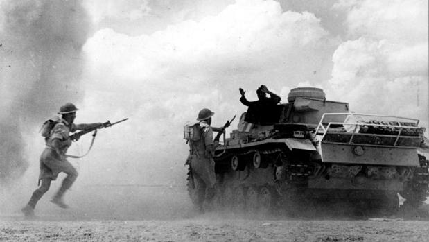 Tropas británicas avanzan por el campo de El Alamein.