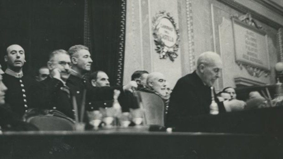 Reunión de las nuevas Cortes, el 16 de marzo de 1936, con el diputado monárquico Ramón de Carranza presidiendo la mesa - José Díaz Casariego