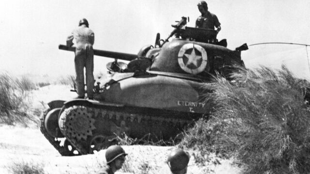 Un tanque M4 Sherman en Sicilia durante los desembarcos.  USGov-Military. Sicilia