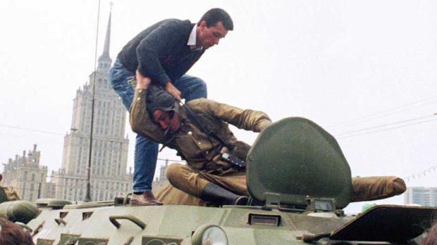 Un ciudadano de Muscú se enfrenta a los golpistas en agosto de 1991 - AFP