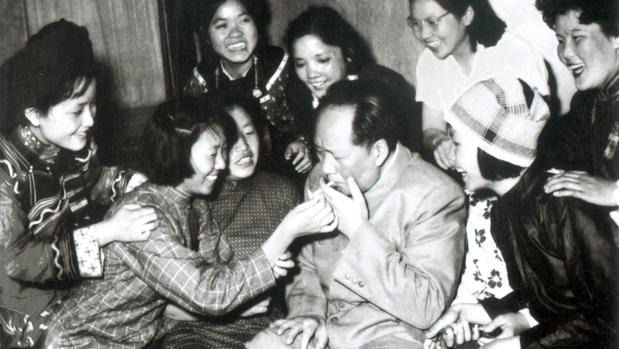 Mao Tse-Tung, rodeado de mujeres, en 1950, un año después de que creara la República popular China - ABC