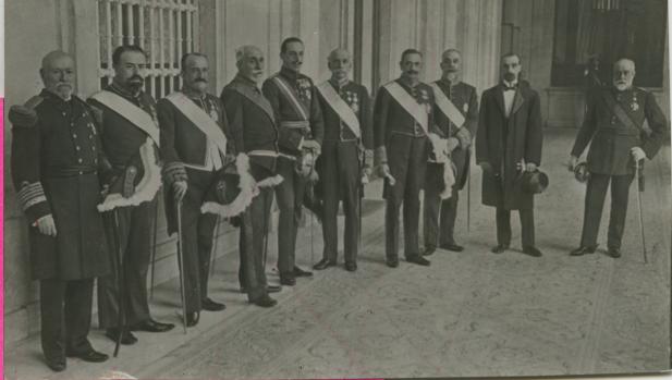 La jura de los ministros, tras formar el Gobierno el 21 de marzo de 1918, junto al Rey Alfonso XIII (quinto por la izquierda) - Ramón Alba