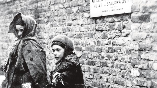 Dos niñas recluidas en el gueto de Varsovia - Efe
