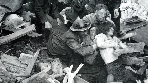 Rescate de una civil de entre las ruinas de un edificio tras un bombardeo de la aviación nazi en la Segunda Guerra Mundial