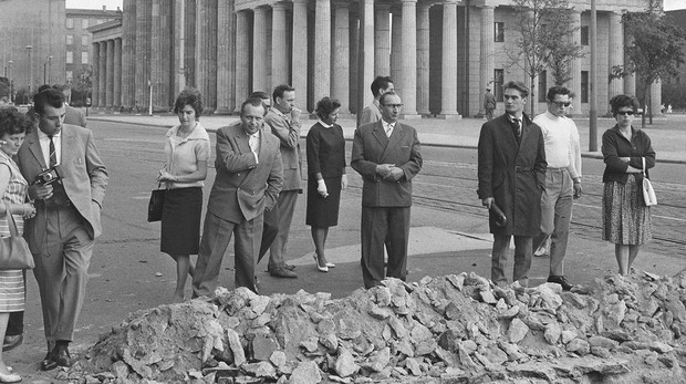 Los berlineses observan el pavimento levantado por los soldados de la RDA en agosto de 1961 - ABC