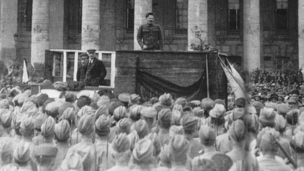 Trotski arengando a las tropas frente al Teatro Bolshói de Moscú, junto a Lenin y Lev Kámenev, en mayo de 1920 ((Archivo))