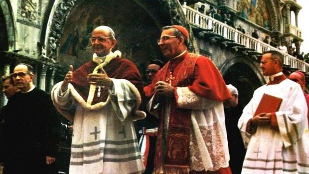 Albino Luciani, patriarca de Venecia entonces, acompaña a Pablo VI, a la izquierda, durante su visita a la ciudad - ABC