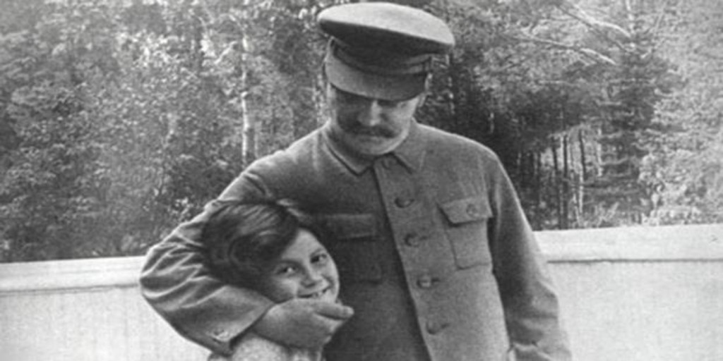 Stalin, junto a su hija - Vídeo: Así fue la infancia del dictador Stalin