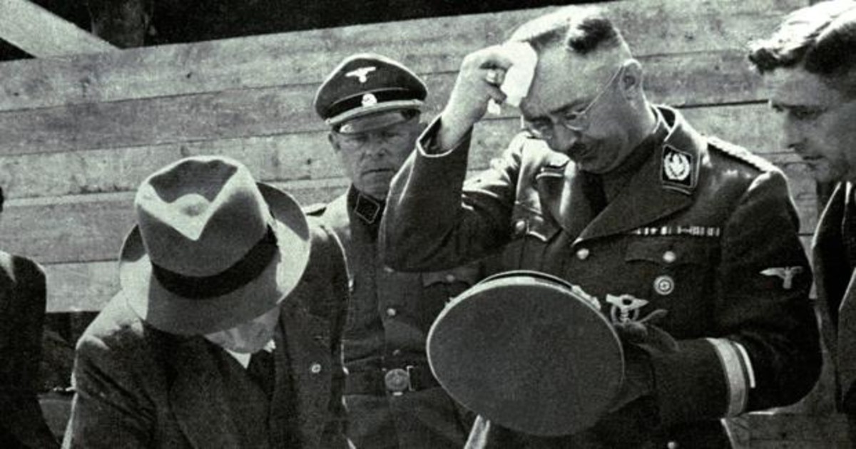 Himmler supervisa la construcción del campo e concentración