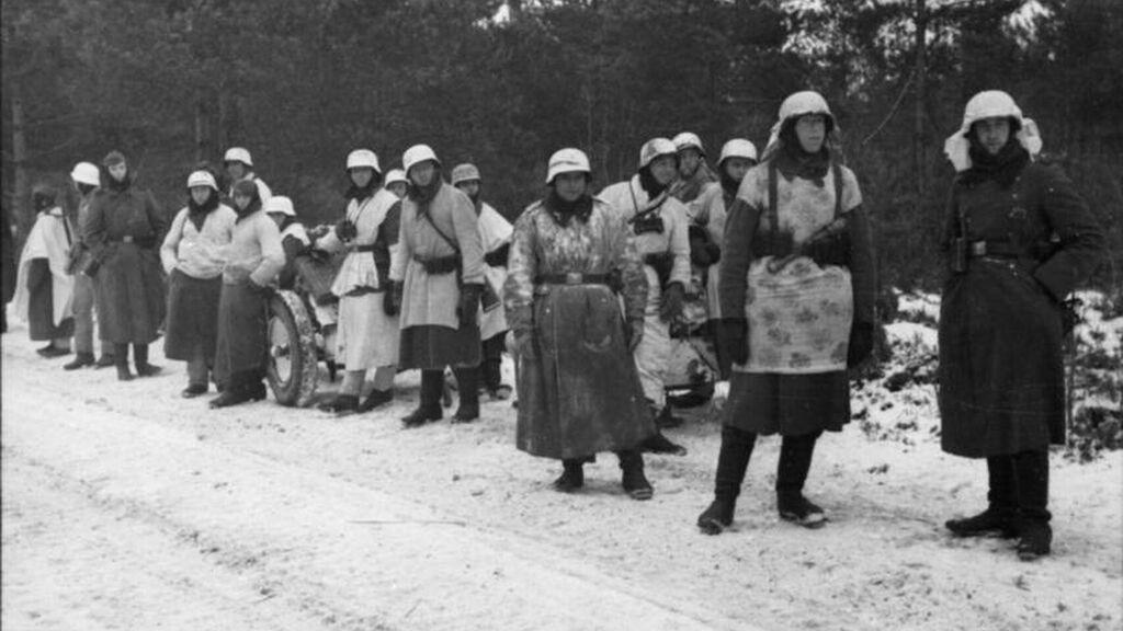 Uniformes de invierno improvisados (1941). Bundesarchiv