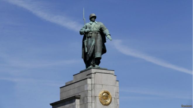 La estatua del soldado del Ejército Rojo conmemora a los soviéticos muertos en la toma de Berlín al final de la II Guerra Mundial.