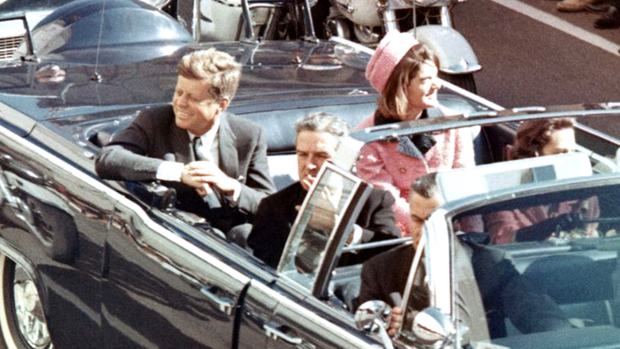 El coche presidencial, minutos antes de que Kennedy fuera asesinado en Dallas el 22 de noviembre de 1963 - ABC