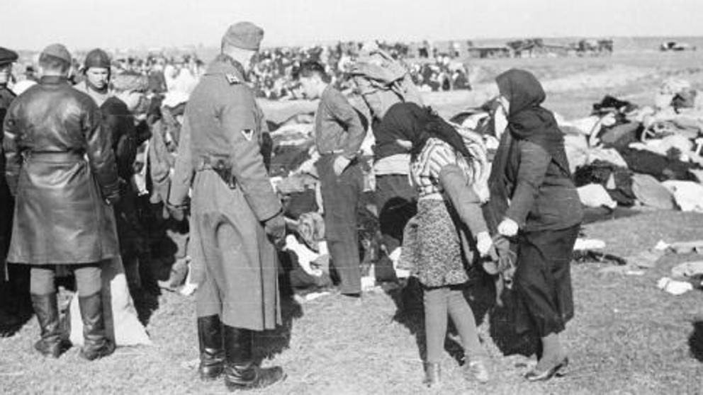 Concentración de judíos en Lubny (Ucrania) para ser ejecutados, el 16 de agosto de 1941, por un comando especial similar al del que era miembro Helmut Oberlander (Archivo LV)