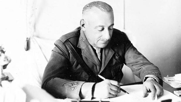 Miguel Primo de Rivera firma un documento. - ABC