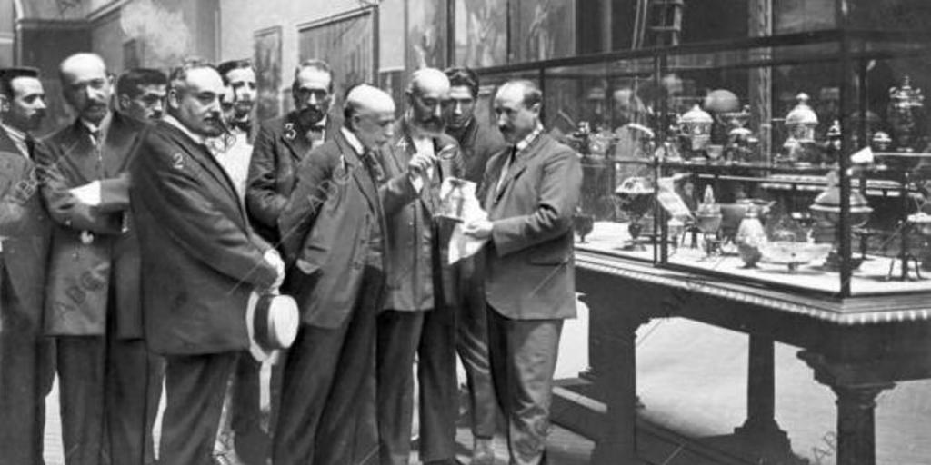 Madrid, 22/9/1918. El robo del Museo del Prado. El presidente de la audiencia, sr. Ortega Morejón (1); el subdirector del museo, sr. Garnelo (2); el jefe de la brigada de investigación, sr. Fernández Luna (3), y el inspector sr. Aranda (4), en la visita de inspección y comprobación en el museo - José Zegrí