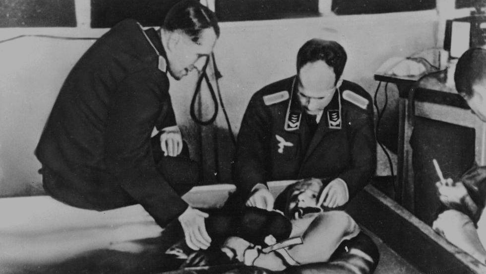 Sigmund Rascher, en el centro, estudia a un prisionero sumergido en agua con hielo. UNIVERSAL HISTORY ARCHIVE/GETTY IMAGES | EPV