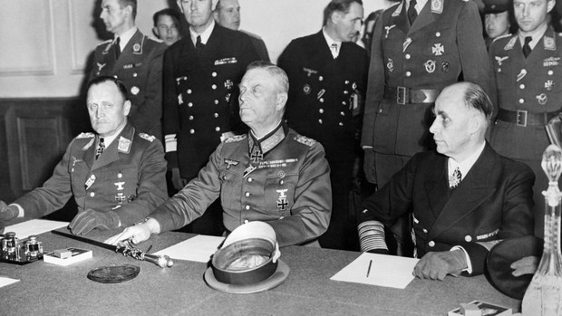 La comitiva alemana, formada por Wilhelm Keitel y Von Friedeburg, durante la firma de la rendición el 8 de mayo de 1945 - AFP