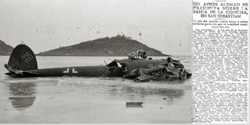 El avión de Degrelle, luciendo su esvástica, poco después de estrellarse en La Concha, el 8 de mayo de 1945, con la noticia aparecida en este diario - Vicente Martín / ABC