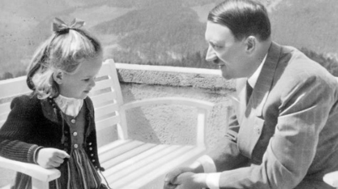 Rosa Bernhardine Nienau, junto a Adolf Hitler en 1933 - ABC / Vídeo: ¿Tuvo Hitler un hijo con una francesa?