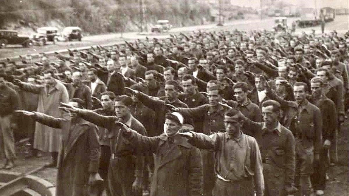 Prisioneros haciendo el saludo fascista en el campo de concentración de Irún, en Guipúzcoa. /