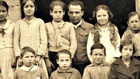 El maestro, Antonio Benaiges, posa junto a sus alumnos.