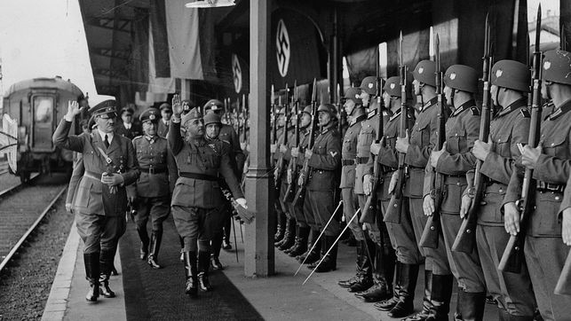 Franco y Hitler hacen el saludo fascista durante su reunión en Hendaya en 1940 HEINRICH HOFFMANN / NARODOWE ARCHIWUM CYFROWE