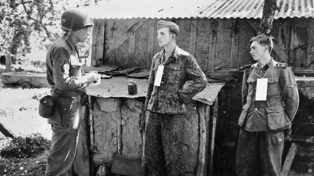 Martin Sellling, uno de los Ritchie Boys, interrogando a prisioneros alemanes cerca del frente en Francia, 1944.