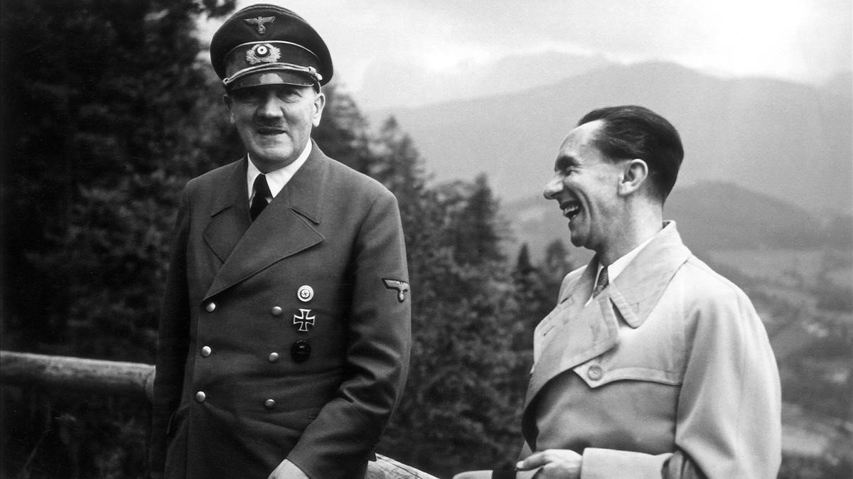 Hitler y Goebbels en junio de 1943, cuando el führer aún no había revelado a su ministro de Propagando el auténtico alcance de la solución final.  / ARCHIVO