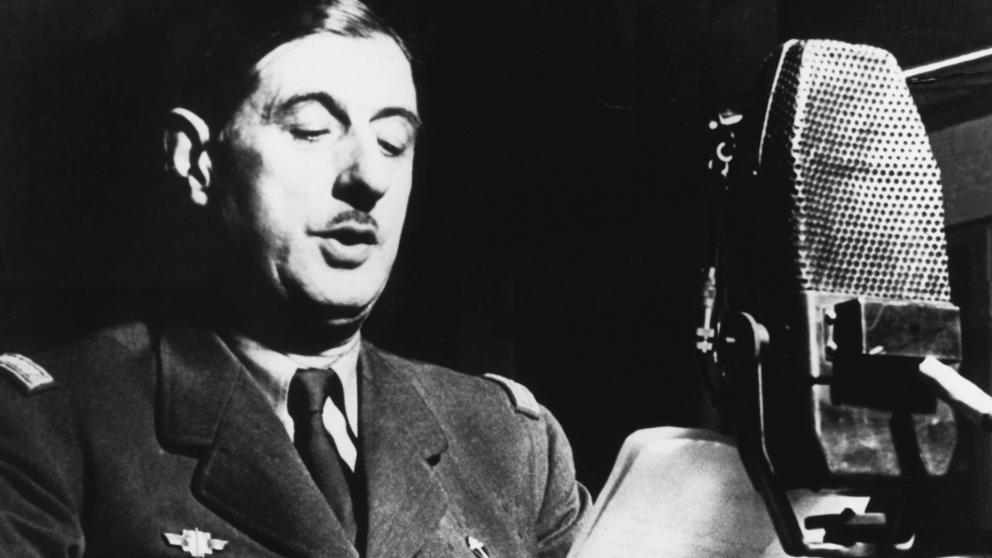 80 años.De Gaulle pronunciando su famoso discurso a través de la BBC el 18 de junio de 1940. Debajo, Churchill y De Gaulle en Marrakech en 1944; parece que el británico fuera más alto, pero es un efecto óptico. Medía 1.67 y apenas llegaba al hombro del general (Hulton Deutsch / Getty)