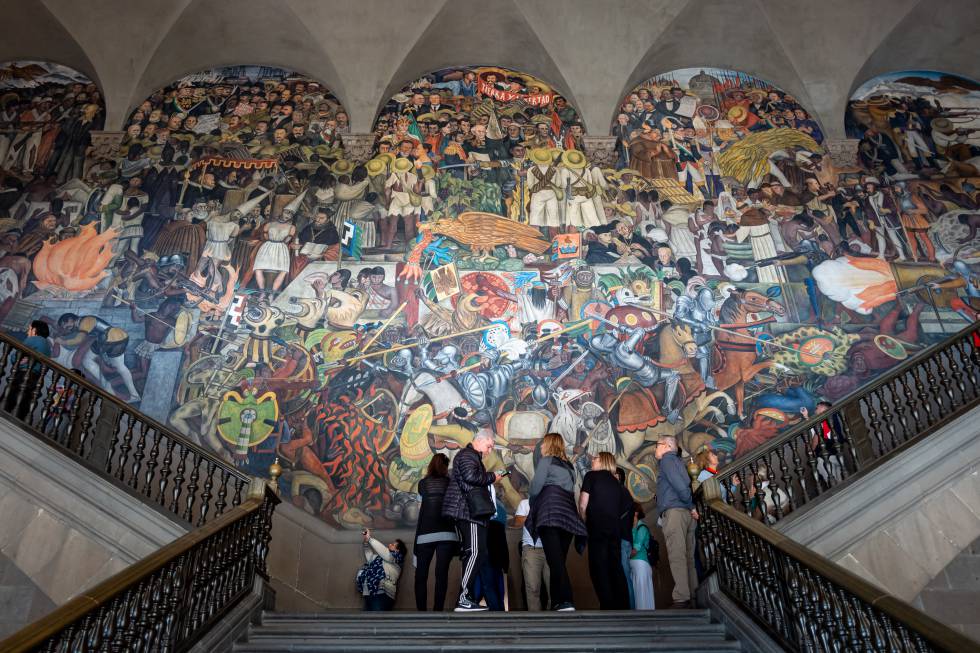 Mural de Diego Rivera sobre la llegada de los españoles a México, en el Palacio Nacional de Ciudad de México. GETTY