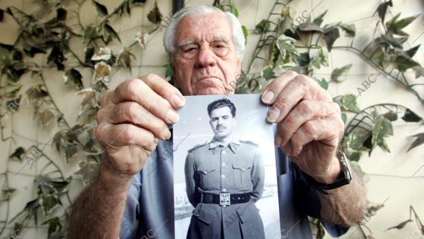 Eugenio de Azcárraga muestra su foto de alférez. Fue dado por muerto y enterrado en el Valle de los Caídos - Rober Solsona