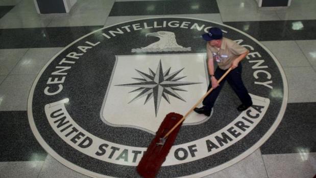 Un trabajador limpia el suelo con el escudo de la CIA en su sede central de Langley. - EPA