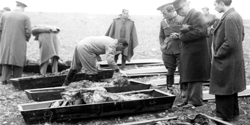 Identificación de cadáveres en 1939 en Torrejón de Ardoz - Vídeo: La matanza de Paracuellos, contada por un superviviente - ABC Multimedia