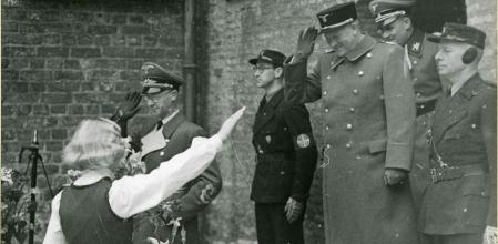 Vidkun Quisling responde al saludo de una niña durante una celebración en 1942. Riksarkivet - National Archives of Norway @ Flickr Commons