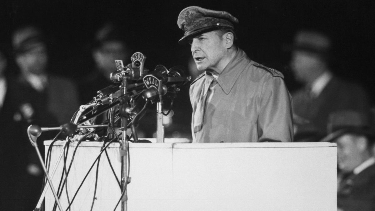 El general Douglas MacArthur defiende su postura sobre la guerra de Corea