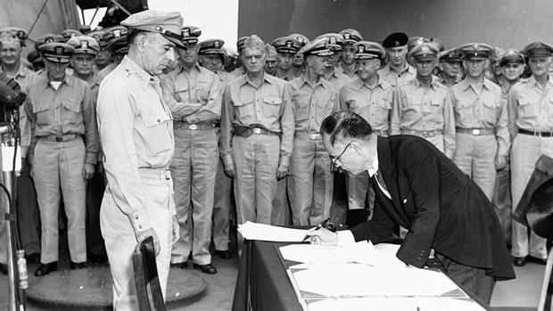 El general MaCarthur observa como uno de los representantes de Japón firma la rendición, poniendo punto y final encima del acorazado Missouri a la Segunda Guerra Mundial - Vídeo: Así fue la rendición de Japón: una ceremonia que puso fin a la Segunda Guerra Mundial - ABC Multimedia