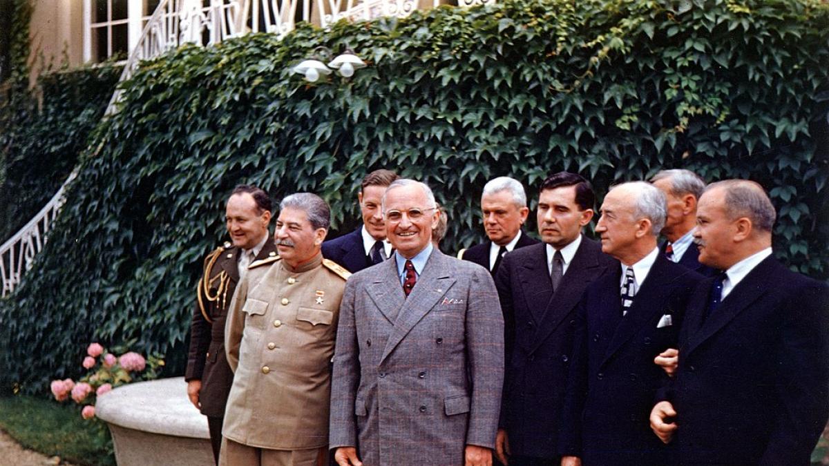 Al frente del grupo, Iósif Stalin y Harry Truman se encuentran en la conferencia de Potsdam en julio de 1945. 