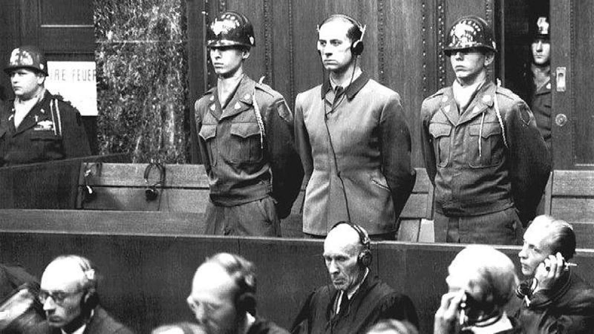 El doctor Karl Brandt, uno de los responsables del Aktion T-4, durante el juicio por sus crímenes en 1947. 