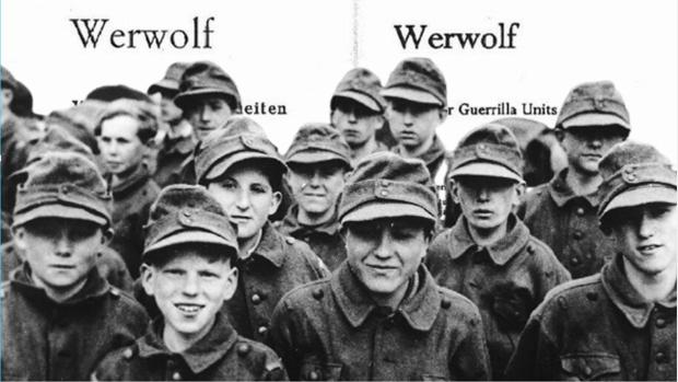 Niños de la Werwolf, sobre las páginas de uno de sus manuales de combate - AP / ABC