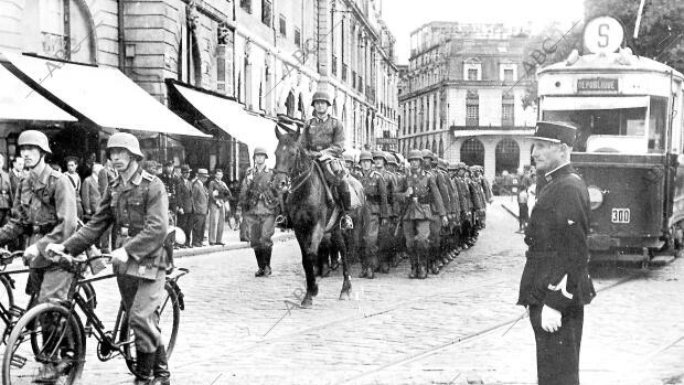 Una columna de infantería alemana atraviesa las calles de Burdeos en 1942